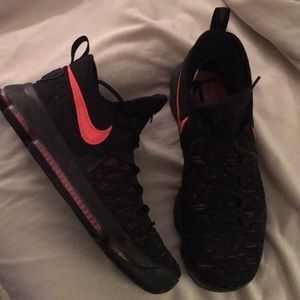 Men’s basketball sneakers